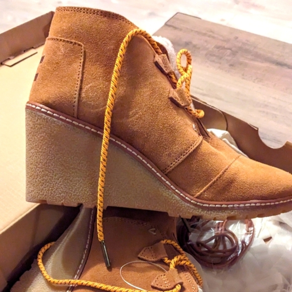 Toms desert wedges size 7 woman